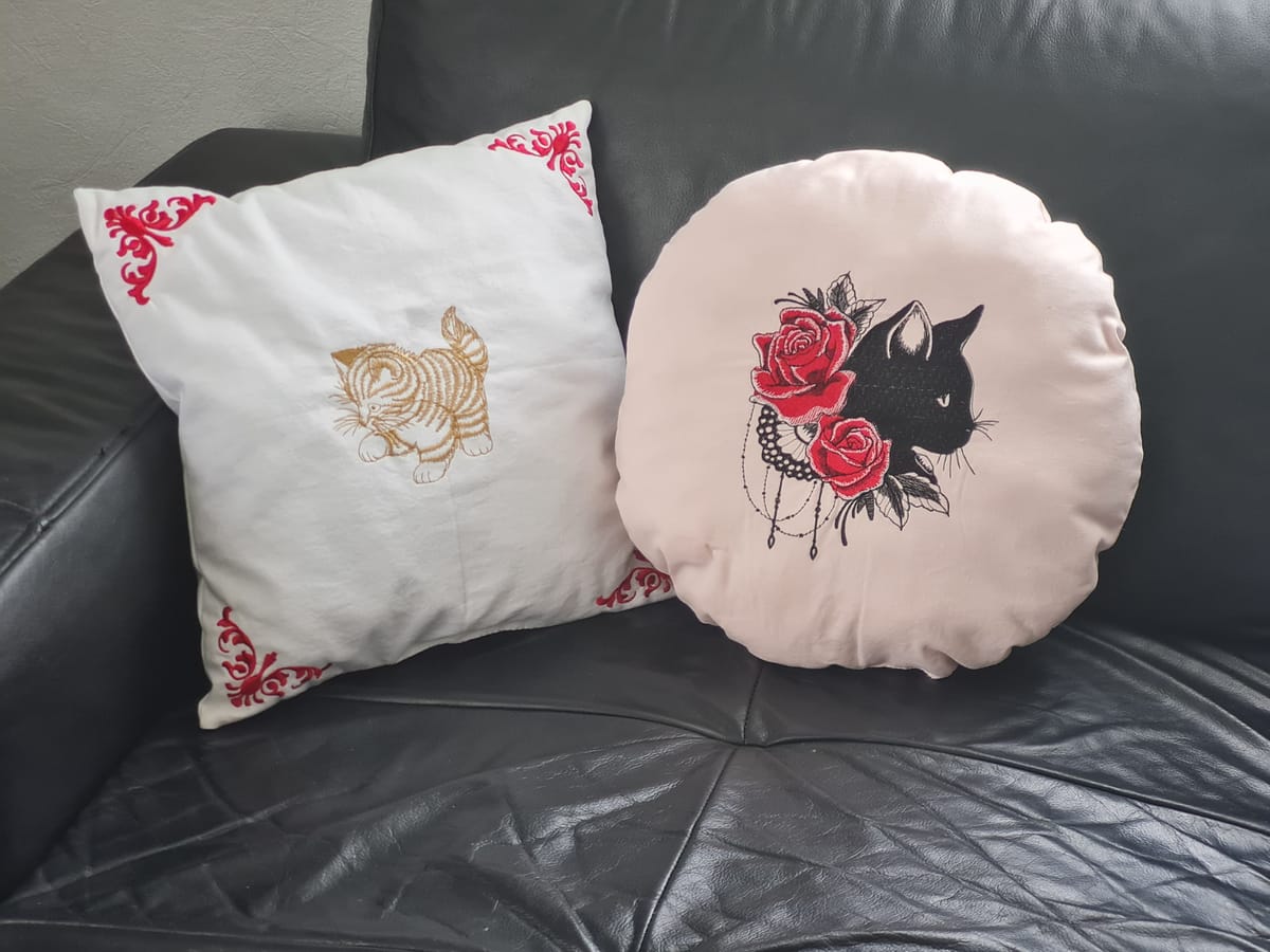 Coussins brodés avec motif chat multicolore