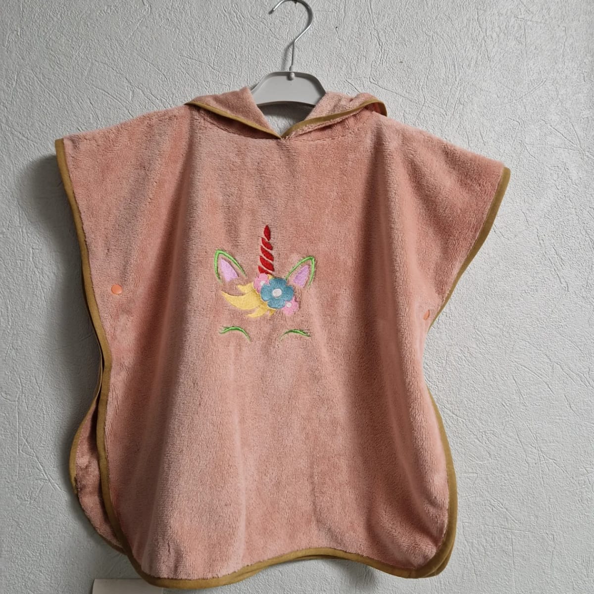Poncho fille brodé artisanal aux motifs colorés
