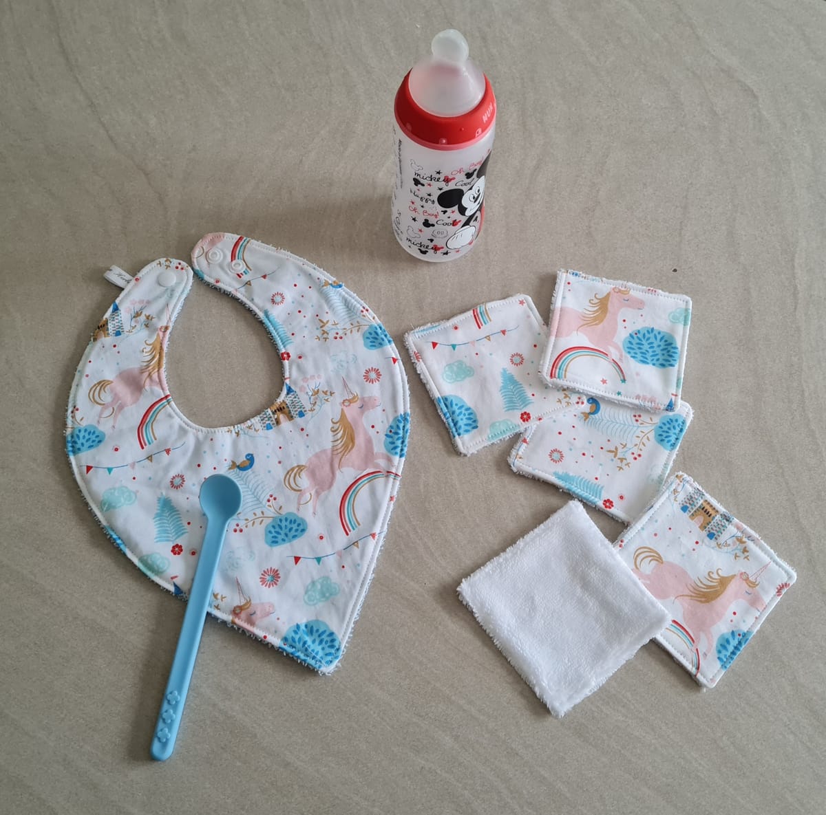 Bavoir avec lot de 5 lingettes