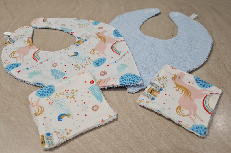 Bavoir avec lot de 5 lingettes — image 2