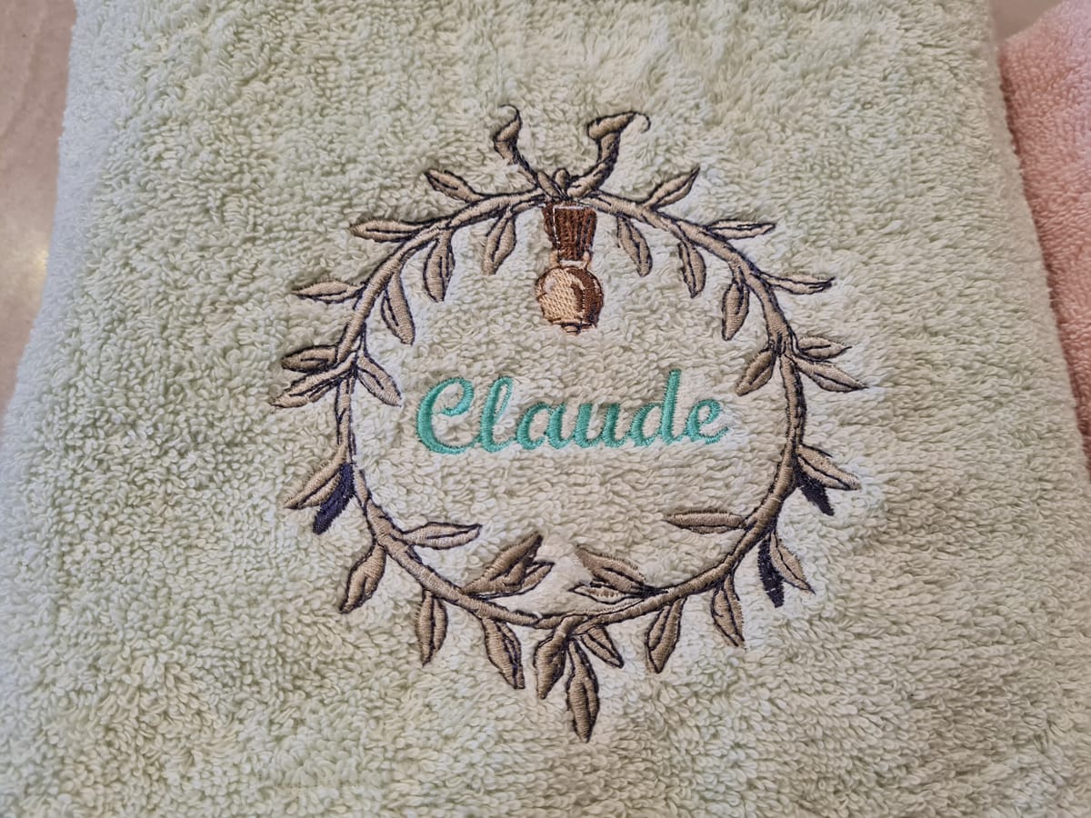 Travail de broderie artisanale en cours